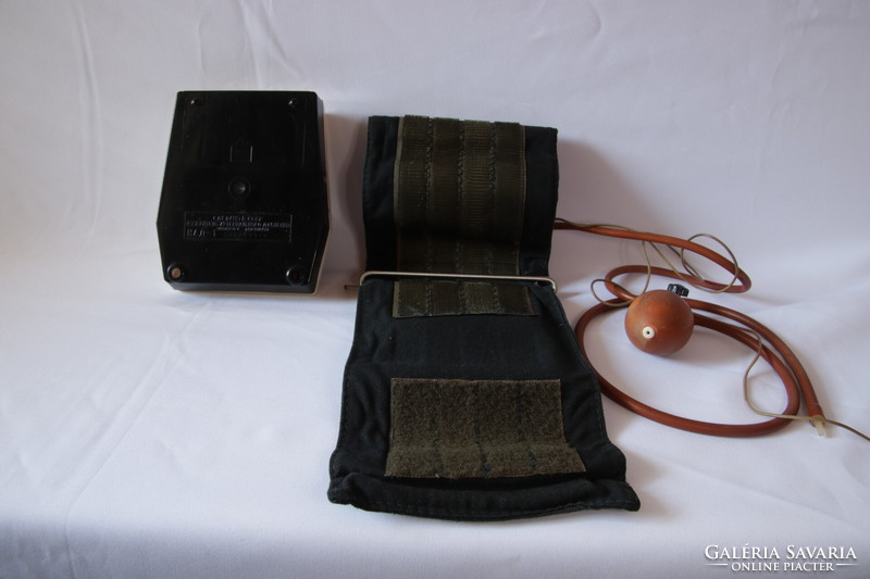 Retro orosz vérnyomásmérő táskájában, nagyon jó állapoban