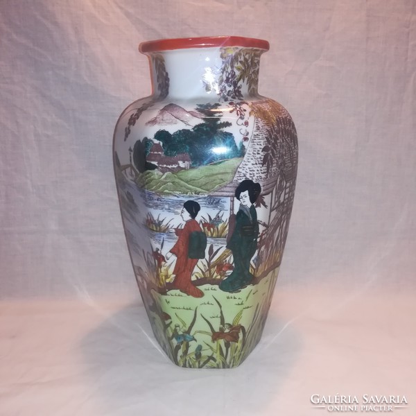 Victoria porcelain, larger vase with oriental pattern