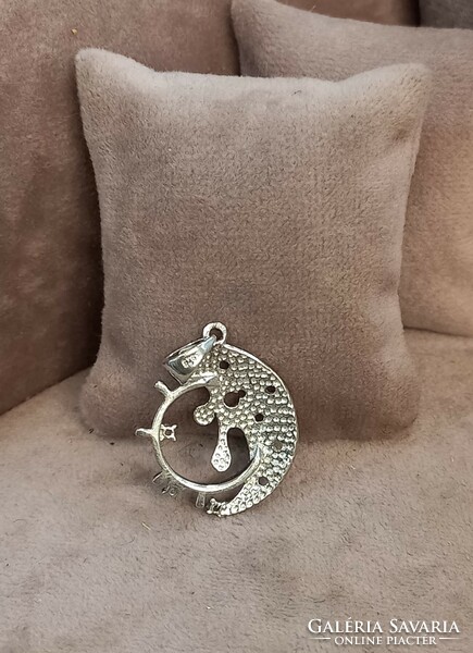 Silver pendant with zircon stone