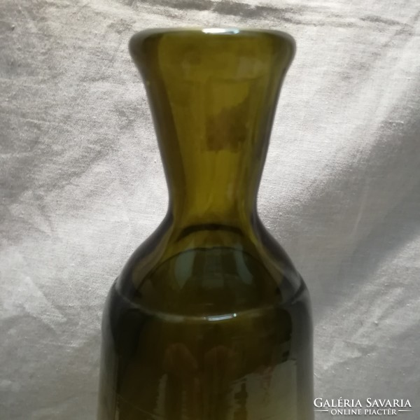 Fújt üveg palack rátétes nyakkal , négy oldalról nyomott testtel