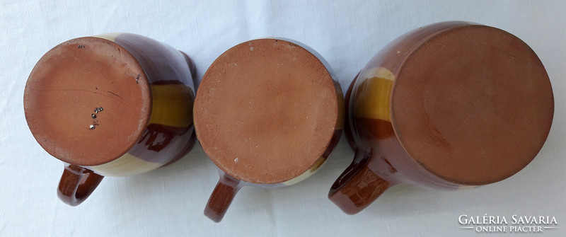 Három barna-okker csíkos kerámia kancsócska "tornasorban", együtt eladó