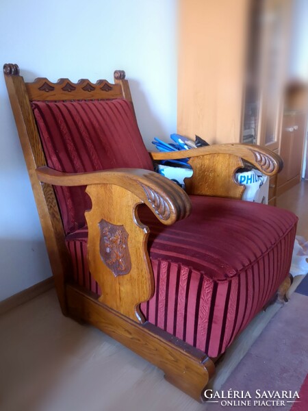 2 armchairs with lion inlay on both sides