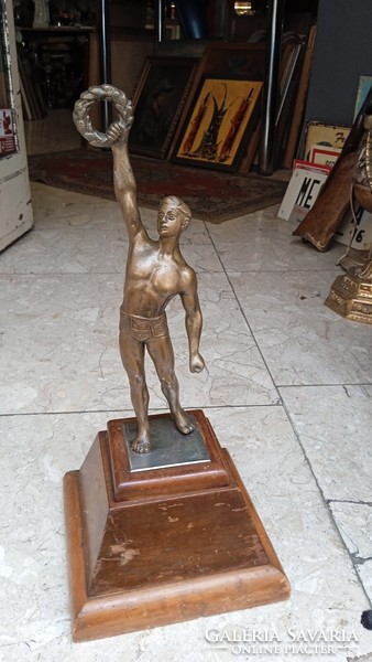 Győztes sportoló szobor bronzból, 30 cm-es magasságú +posztamens