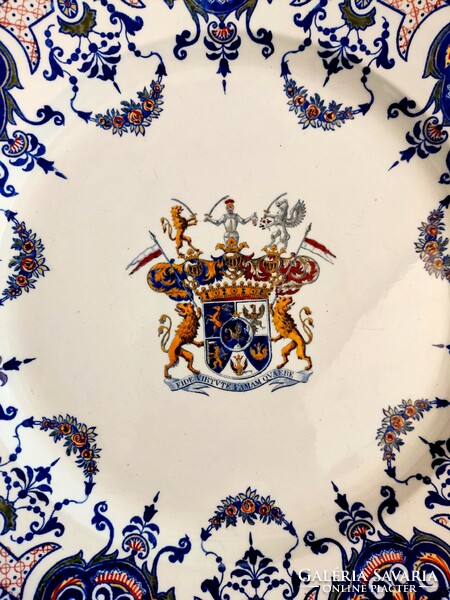 Károlyi grófi címer, Gien francia fajansz tálon, XIX. század második feléből,