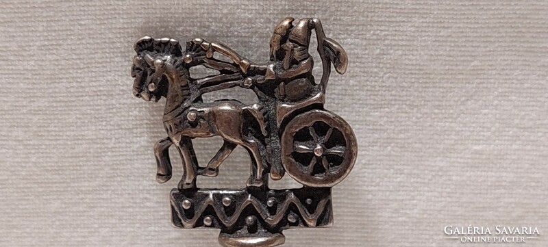 925-ös ezüst bross, kitűző, lovaskocsi