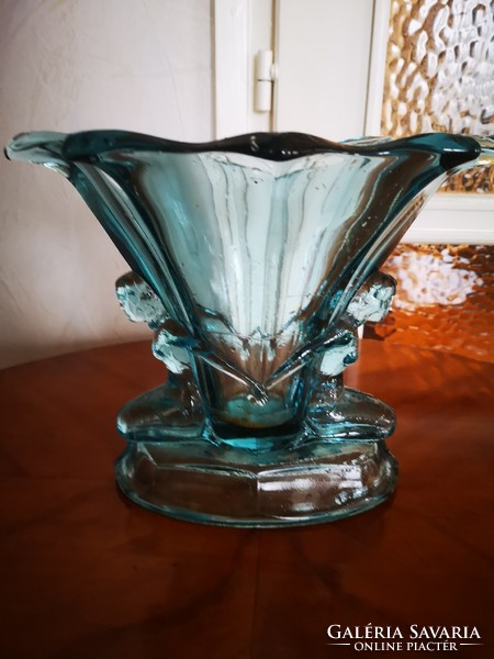 Art deco vase table centerpiece offering figural colored glass. (Walter & sohne)