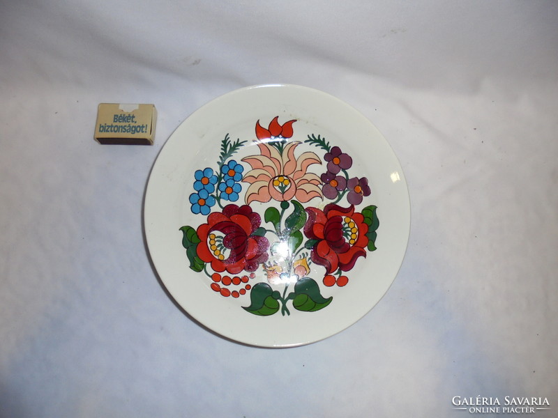 Richly painted granite wall plate with Kalocsa pattern