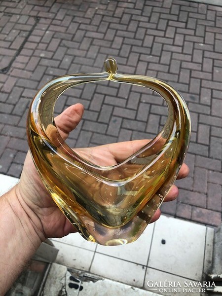 Gyűrűtartó üvegből, 18 cm-es magasságú, muránói alkotás.