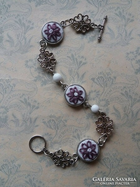 Antique-effect handmade bracelet with hand-embroidered inlays and mineral pearls