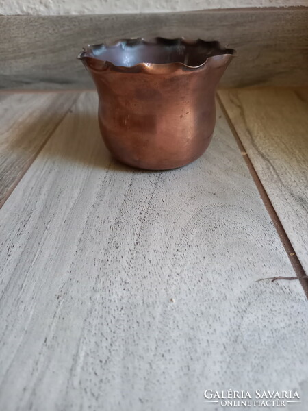 Old red copper pot with ruffled rim (7x10 cm)
