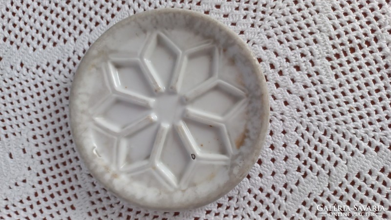 Régi cseh porcelán szappantartó-gyémánt mintás- számozott, gombostűfejnyi lyuk a mázon, átm. 11 cm.