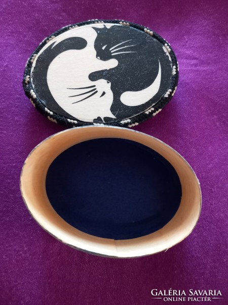 Oval naughty kitty yin-yang box