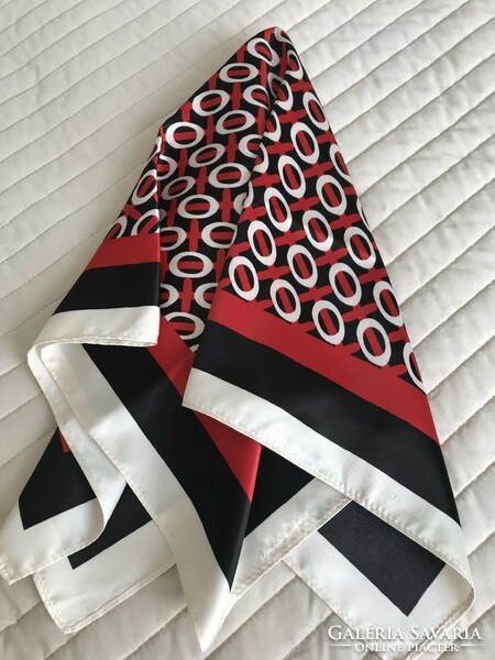 Absztrakt mintás kendő piros-fehér-fekete színekkel, 55 x 55 cm