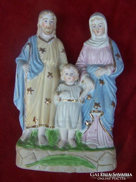 A Szent Család színesen festett, aranyozott porcelánfajansz  szoborcsoport -