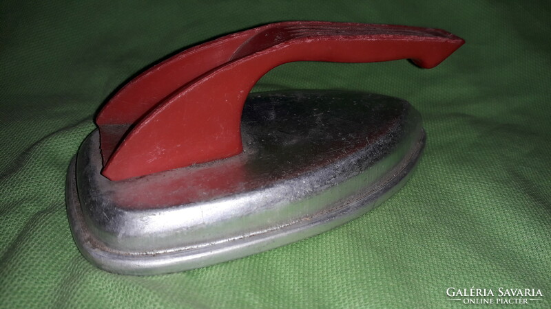 Régi Lemezárugyári bakelit nyelű fém játék vasaló 14 cm a képek szerint
