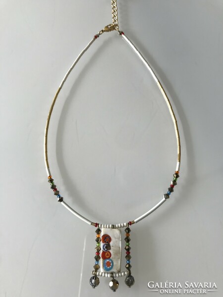 Pendant decorated with millefiori eyes on a chain of pearls, 45 cm long