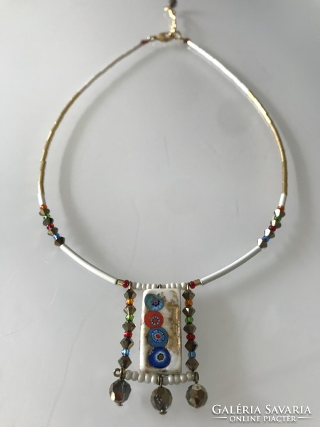 Millefiori szemekkel díszített medál gyöngyökből fűzött láncon, 45 cm hosszú