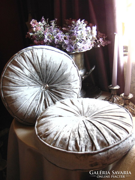 2 gray velvet cushions