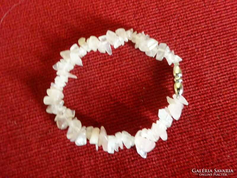 Small stone bracelet, rose quartz, strung on a rubber band. Jokai.
