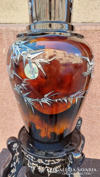 Régi, keleti lakk váza aprólékos gyöngyház díszítéssel, festménnyel, 85 cm
