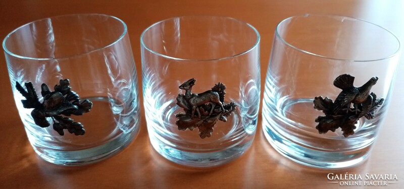A set of drink/liquor glasses with a hunter pattern and a tin label