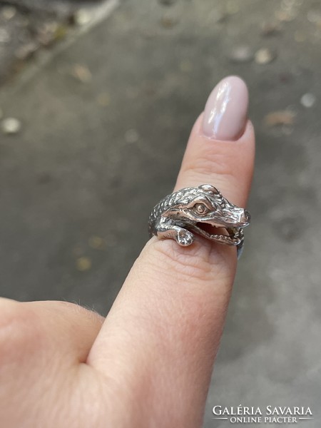 Silver ring depicting a crocodile
