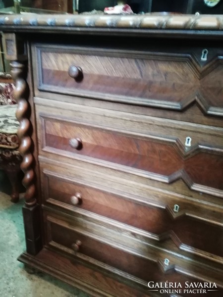 Colonial 4-drawer chest of drawers