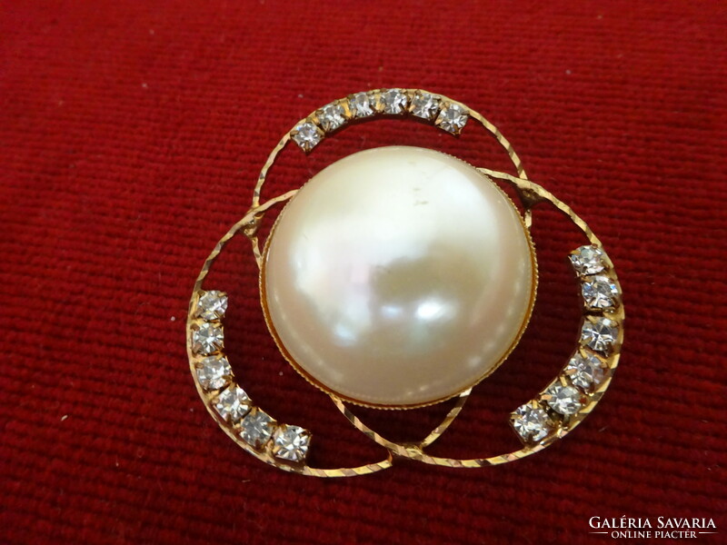 Brooch, pin, in a gold frame with a 3x6 small stone and a butter colored hemisphere in the middle. Jokai.