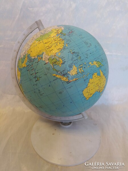 Retro plastic globe with base