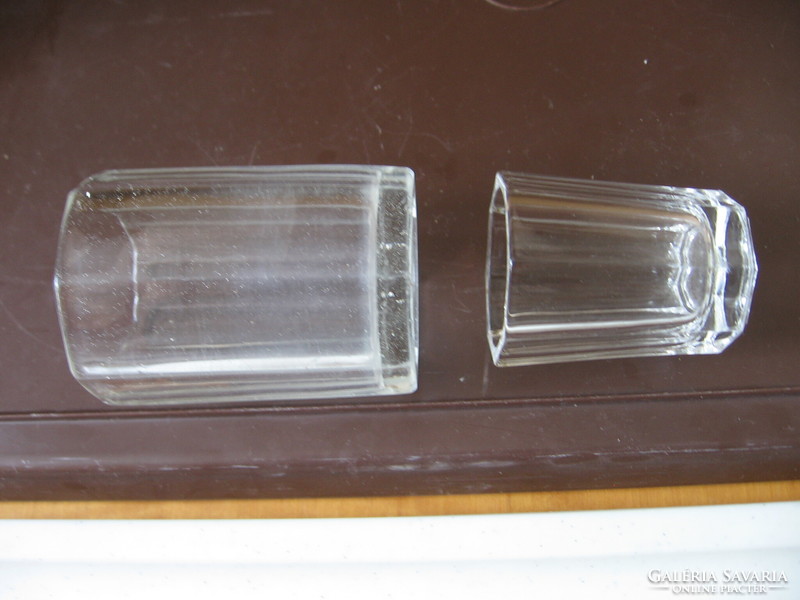 2 8-sided glass glasses are sold together