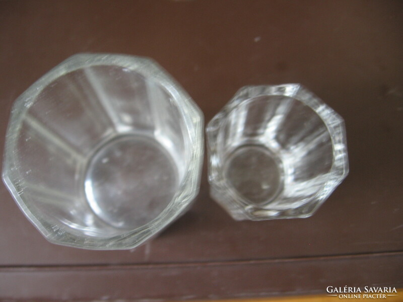 2 8-sided glass glasses are sold together