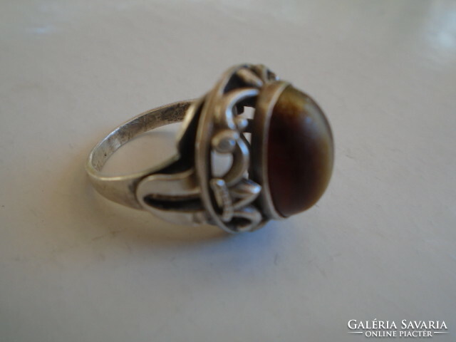 Spectacular polished kaboson-shaped tiger's eye in a massive jewelry holder, women's ring