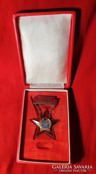 Sorszámozott kitüntetés Rákosi címeres SZAKMA KIVÁLÓ DOLGOZÓJA - KÖNNYŰIPAR/ mellszalagon, 40 mm./