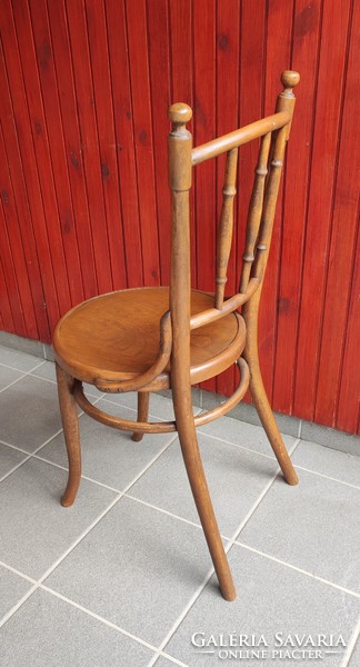 Pálcás thonet székek intarziás ülőfelülettel