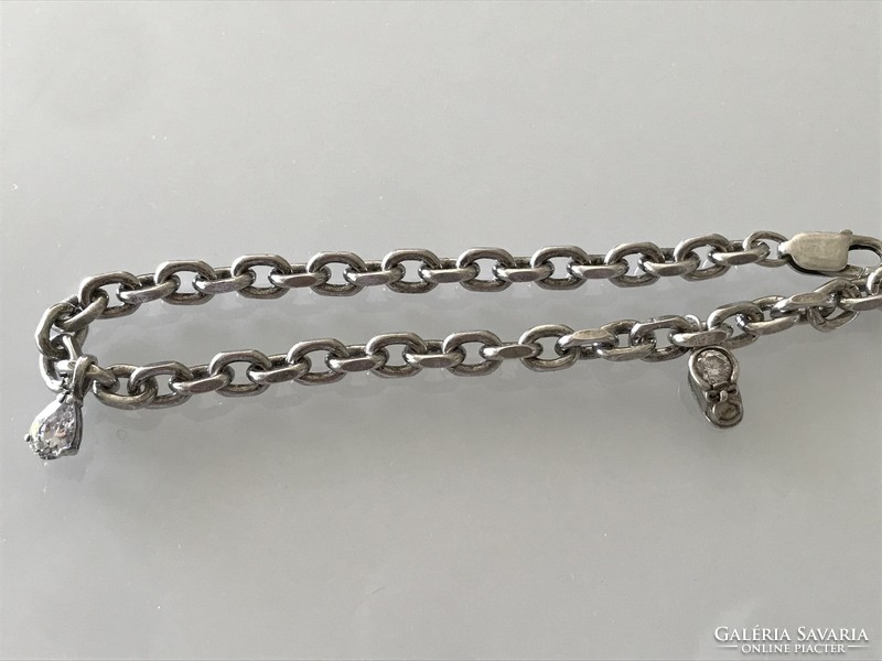 Ezüst karkötő Swarovski kristályos charmokkal, 26 cm hosszú, 30 g