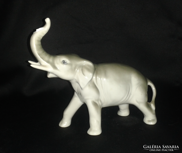 Porcelán elefánt, figurás szobor