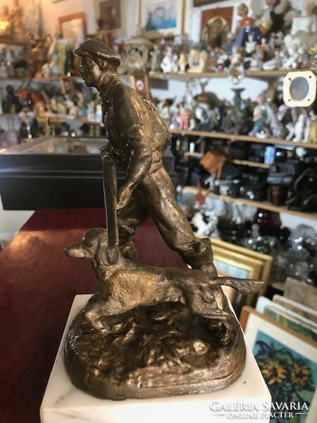 Vadász szobor bronzból, XX. század eleji, 17 cm-es magasságú.