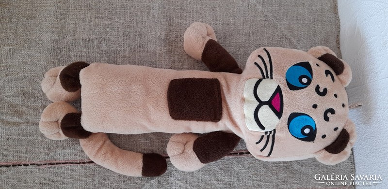 Plush cat figure that can be attached to a seat belt