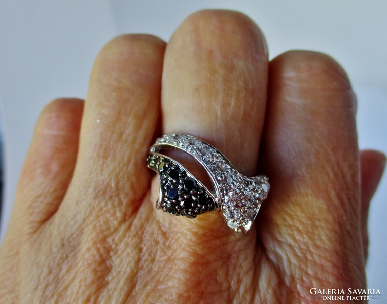 Elegáns  ezüst gyűrű fekete és fehér cirkónia kövekkel