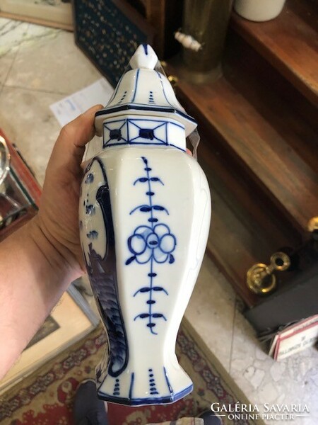 Delfti porcelán fedeles váza, 35 cm-es magasságú.