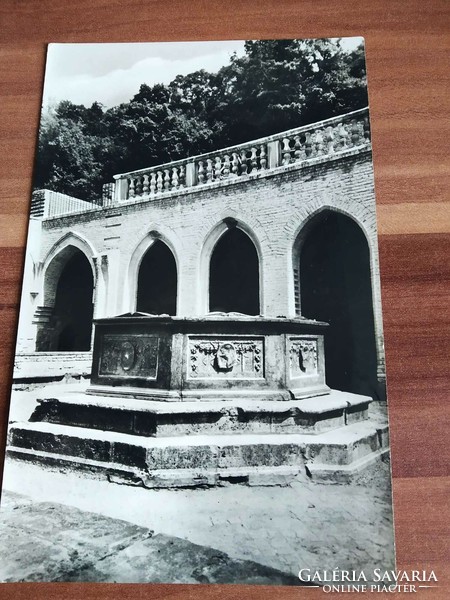 Régi képeslap, Visegrád, Mátyás-palota reneszánsz kútja, 1960-as évek