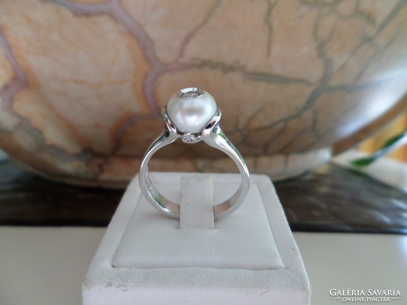 Galatea white gold ring with a diamond set in a pearl