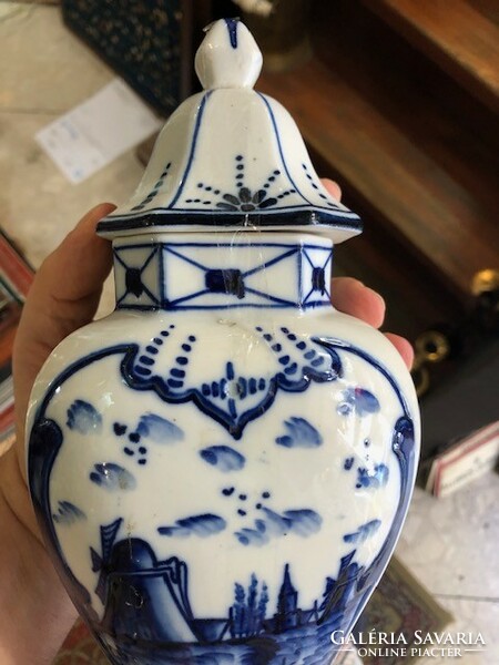 Delft porcelain vase with lid, height 35 cm.
