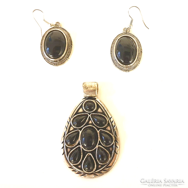 Special earrings and pendant, black