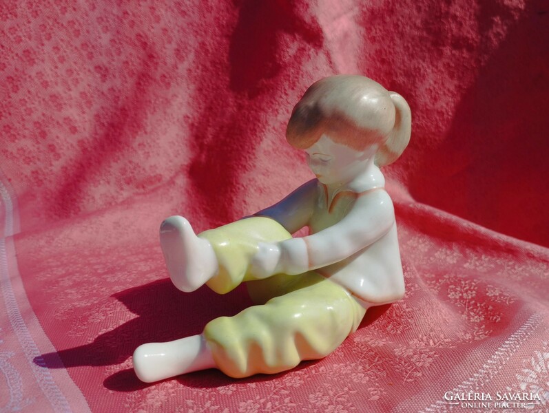 Aquincumi öltözködő kislány, porcelán nipp