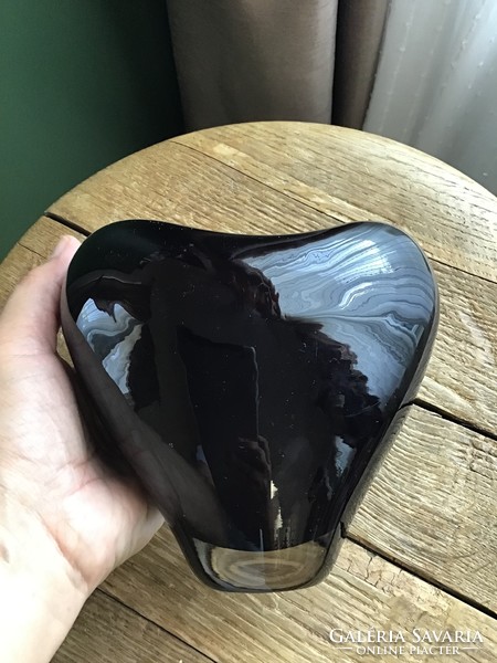 Régi kézműves szív alakú üveg váza, feketés lila