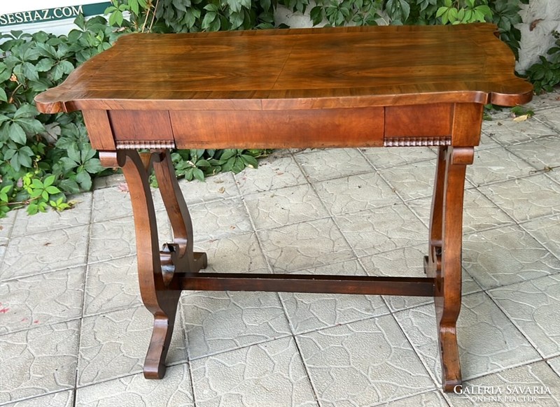 Biedermeier lantlábú fiókos antik asztal