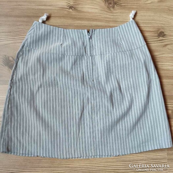 Gray striped mini skirt (approx. size S)