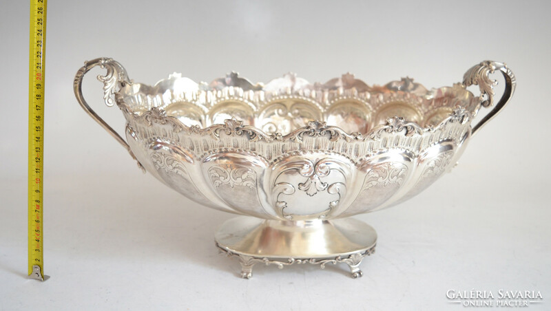 Silver centerpiece with acanthus leaf decoration
