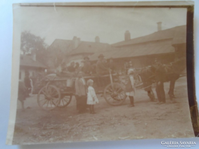 D198085 Indul a szekér 1910k régi fotó  -Vidéki település uradalmi udvarán indulásra kész lovaskocsi